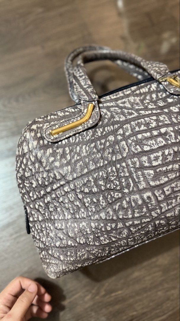 Orig JRA Antelope Leather Bag (Category: Luxury Bags & Wallets) located in Manolo Fortich. Submitted by luxebox_quin (Listing ID 1471086175, Image 2). Description: Peeloved Original price: ₱45,000.