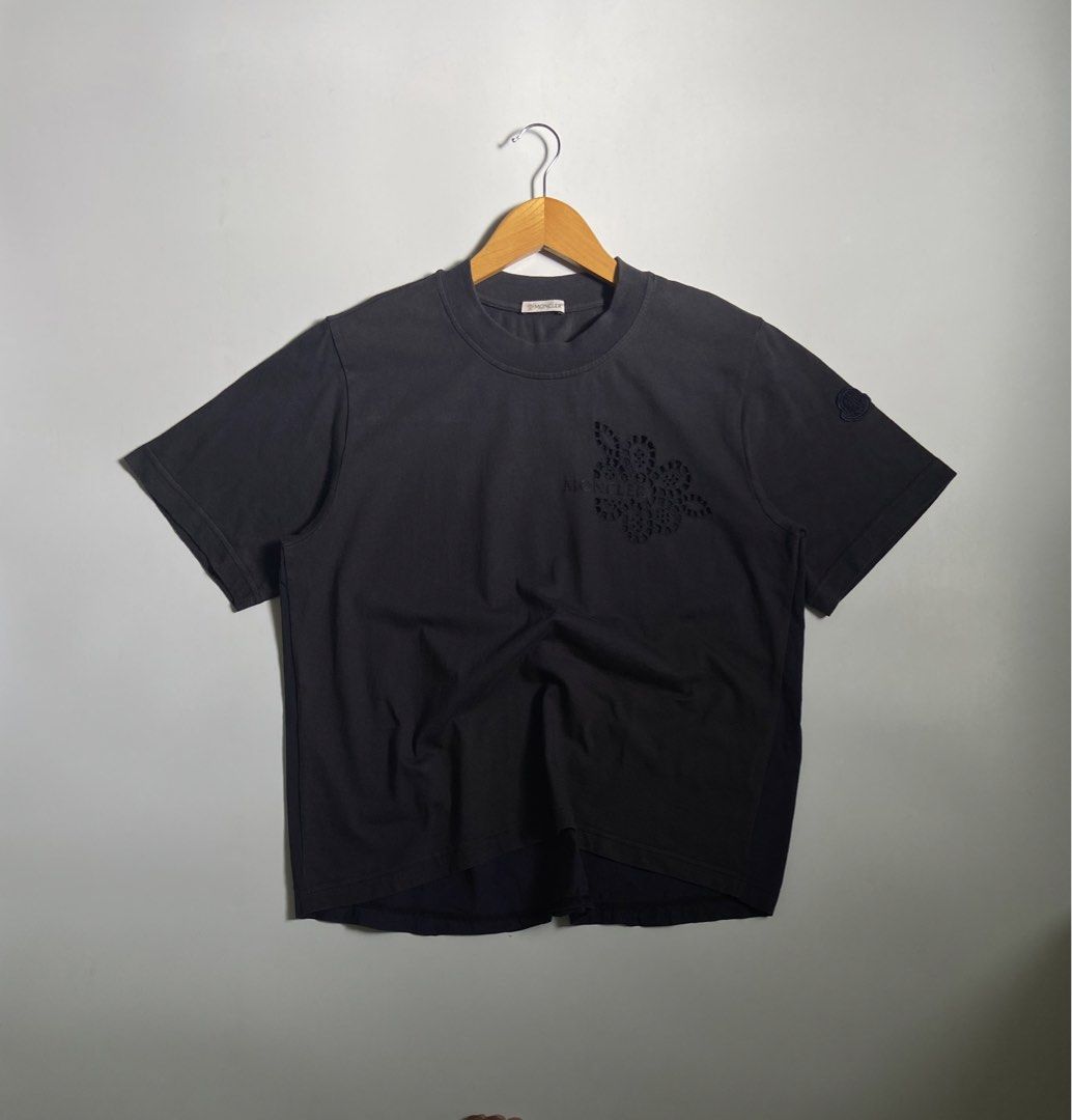 Orig moncler women (Category: Shirts) located in Libmanan. Submitted by kushin2.0 (Listing ID 1470957745, Image 1). Description: Moncler 21.5 x 26 Excellent condition No issue 100% Original.