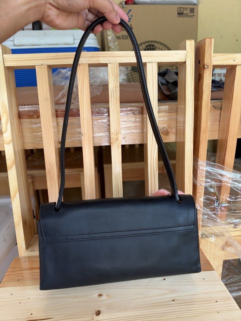 Orig Vintage Bally classic bag (Category: Shoulder Bags) located in Cagayan de Oro. Submitted by negosyantesibengineer (Listing ID 1470969712, Image 3). Description: .