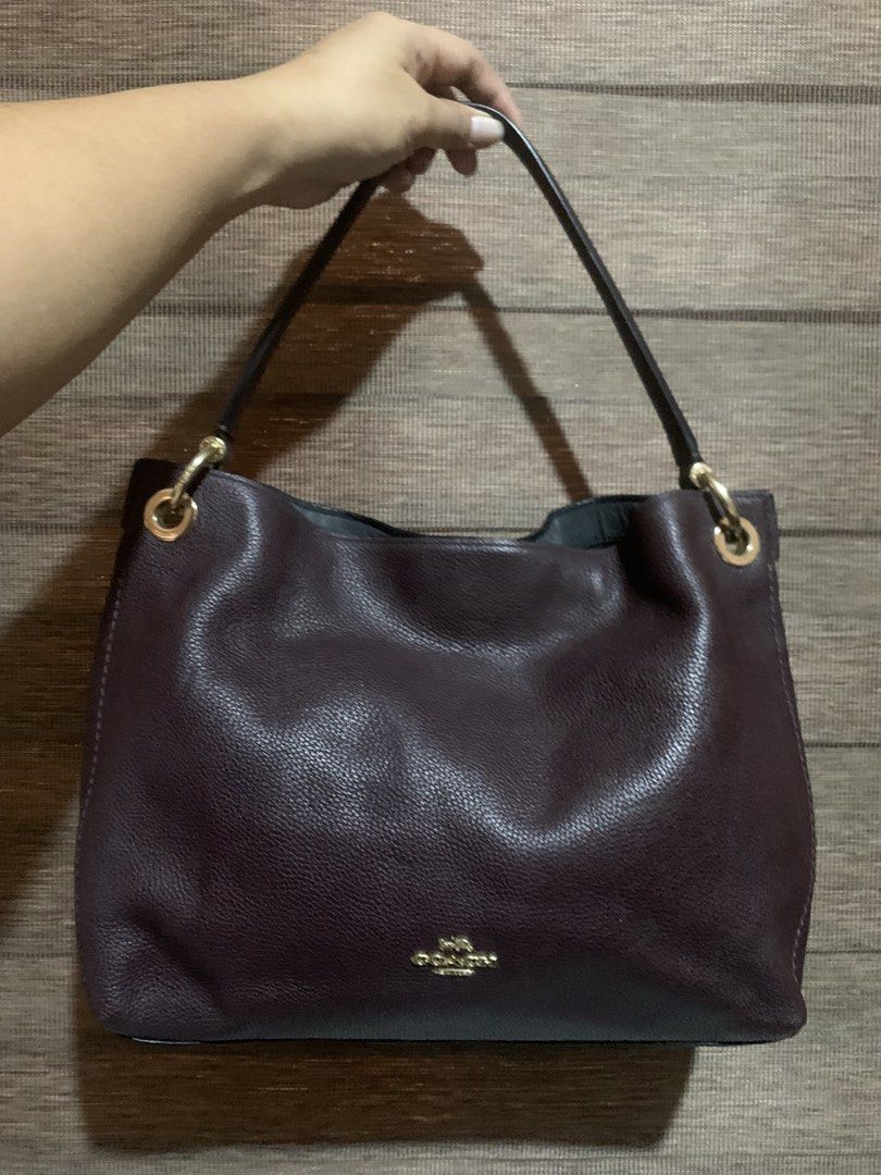 Original Coach Shoulder Bag (Category: Shoulder Bags) located in Aliaga. Submitted by ukaybags2428 (Listing ID 1470992362, Image 1). Description: Medium Ganda nito .