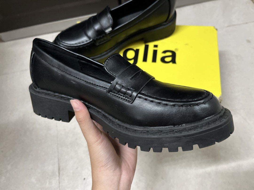 Original figlia black Loafers (Category: Loafers) located in Cainta. Submitted by marybuentura (Listing ID 1471011225, Image 3). Description: Bought from SM Department Store for ₱999, selling for only ₱599 nalang RFS: di nagagamit dahil masyado malaki for me - Brand: figlia - Color: Black - Size: 36 - Condition: Clean all around, Used once, Like new condition - Inclusion: Loafers & Original yellow storage box.