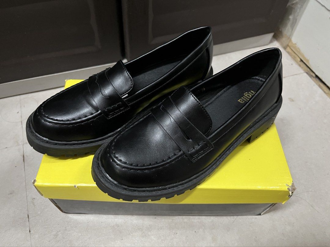 Original figlia black Loafers (Category: Loafers) located in Cainta. Submitted by marybuentura (Listing ID 1471011225, Image 1). Description: Bought from SM Department Store for ₱999, selling for only ₱599 nalang RFS: di nagagamit dahil masyado malaki for me - Brand: figlia - Color: Black - Size: 36 - Condition: Clean all around, Used once, Like new condition - Inclusion: Loafers & Original yellow storage box.
