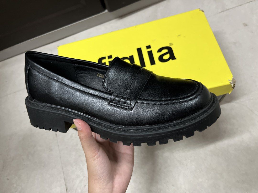 Original figlia black Loafers (Category: Loafers) located in Cainta. Submitted by marybuentura (Listing ID 1471011225, Image 2). Description: Bought from SM Department Store for ₱999, selling for only ₱599 nalang RFS: di nagagamit dahil masyado malaki for me - Brand: figlia - Color: Black - Size: 36 - Condition: Clean all around, Used once, Like new condition - Inclusion: Loafers & Original yellow storage box.