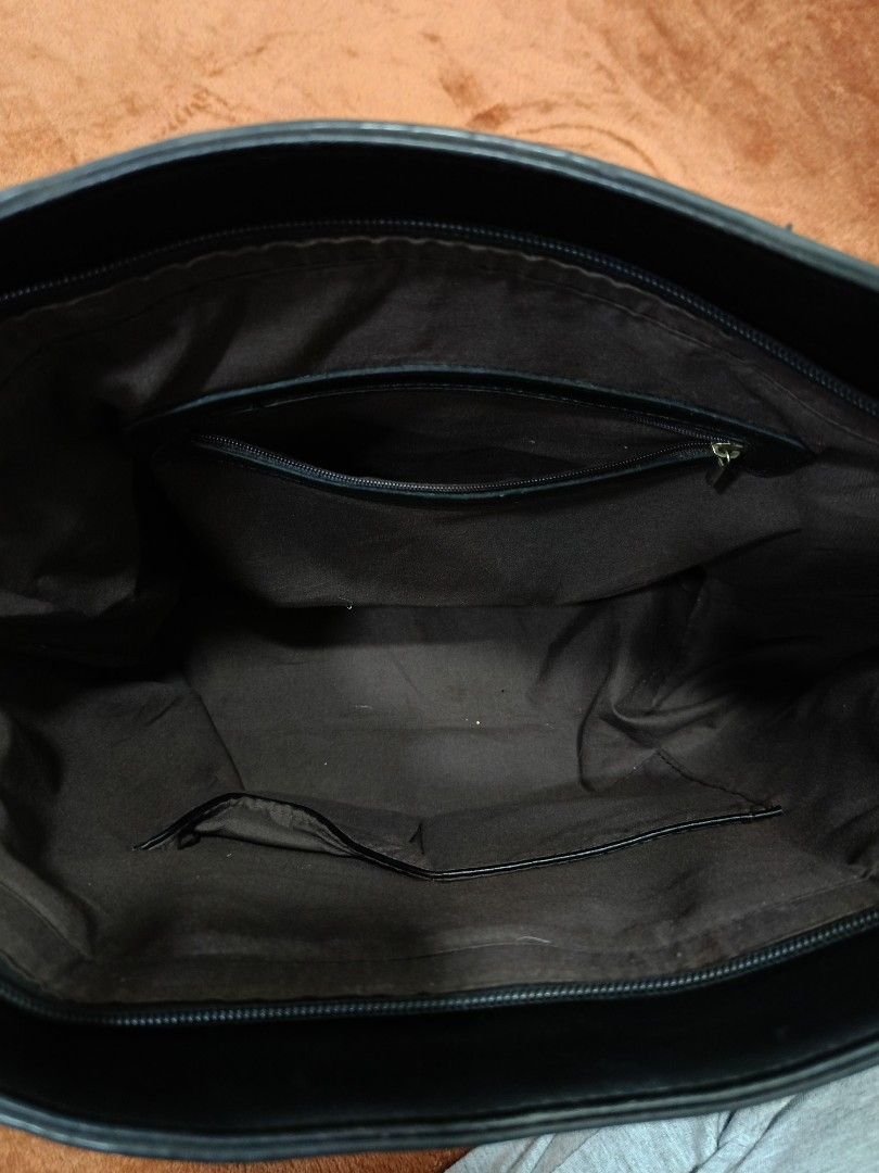 Original Kimbel International Large Capacity Bag (Category: Tote Bags) located in Catbalogan. Submitted by ely_decluter (Listing ID 1471076321, Image 3). Description: Selling my Kimbel Bag. Well used. There are flaws sa likod ng bag like scratches but few lang. Pm me if you're interested! Feel free to message me for more details..