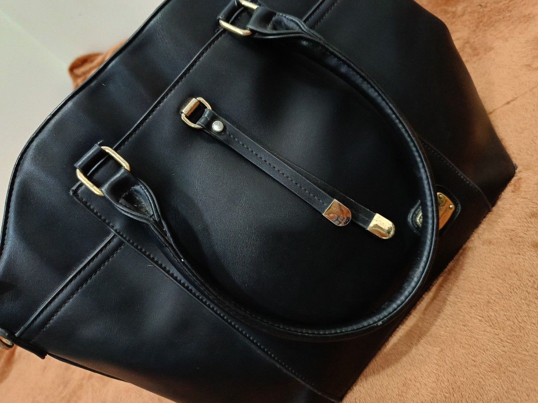 Original Kimbel International Large Capacity Bag (Category: Tote Bags) located in Catbalogan. Submitted by ely_decluter (Listing ID 1471076321, Image 2). Description: Selling my Kimbel Bag. Well used. There are flaws sa likod ng bag like scratches but few lang. Pm me if you're interested! Feel free to message me for more details..