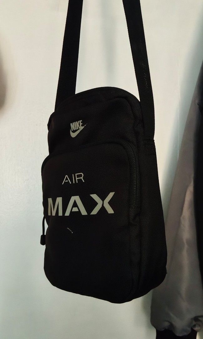 Original Nike Sling bag (Category: Sling Bags) located in Manila. Submitted by jp.dc (Listing ID 1471016701, Image 3). Description: nakatambak lang, hindi nagagamit 500 pesos nalang fix. location: Quezon City.