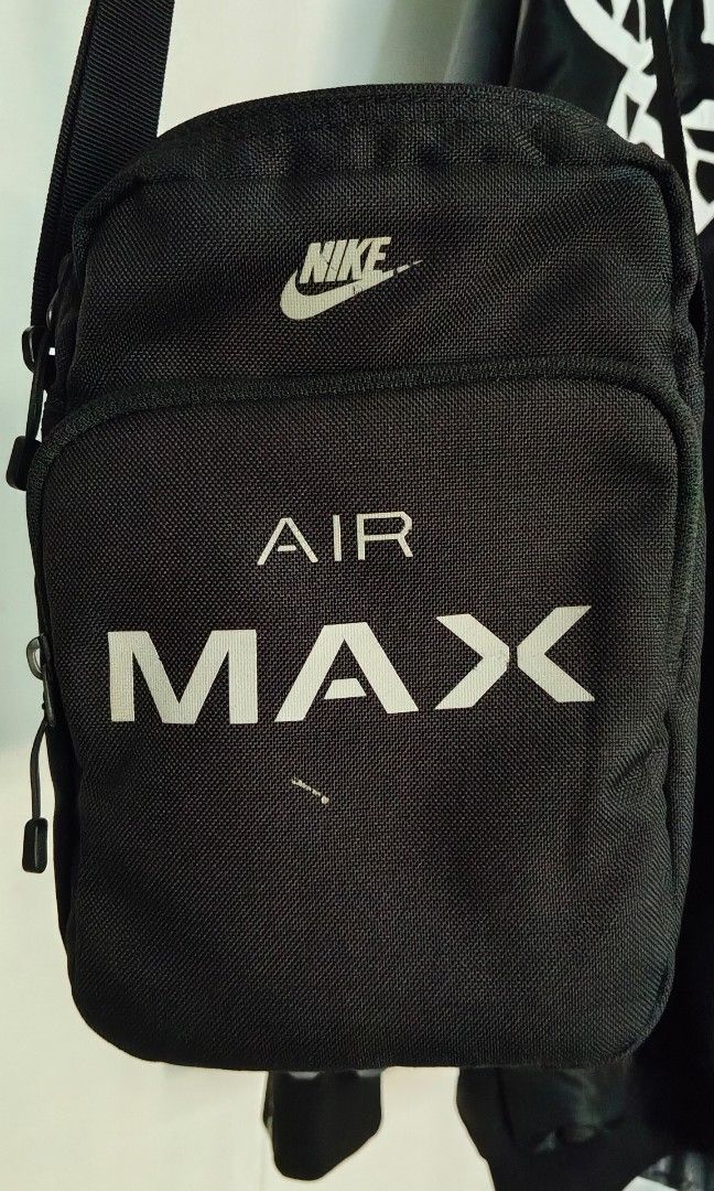Original Nike Sling bag (Category: Sling Bags) located in Manila. Submitted by jp.dc (Listing ID 1471016701, Image 1). Description: nakatambak lang, hindi nagagamit 500 pesos nalang fix. location: Quezon City.