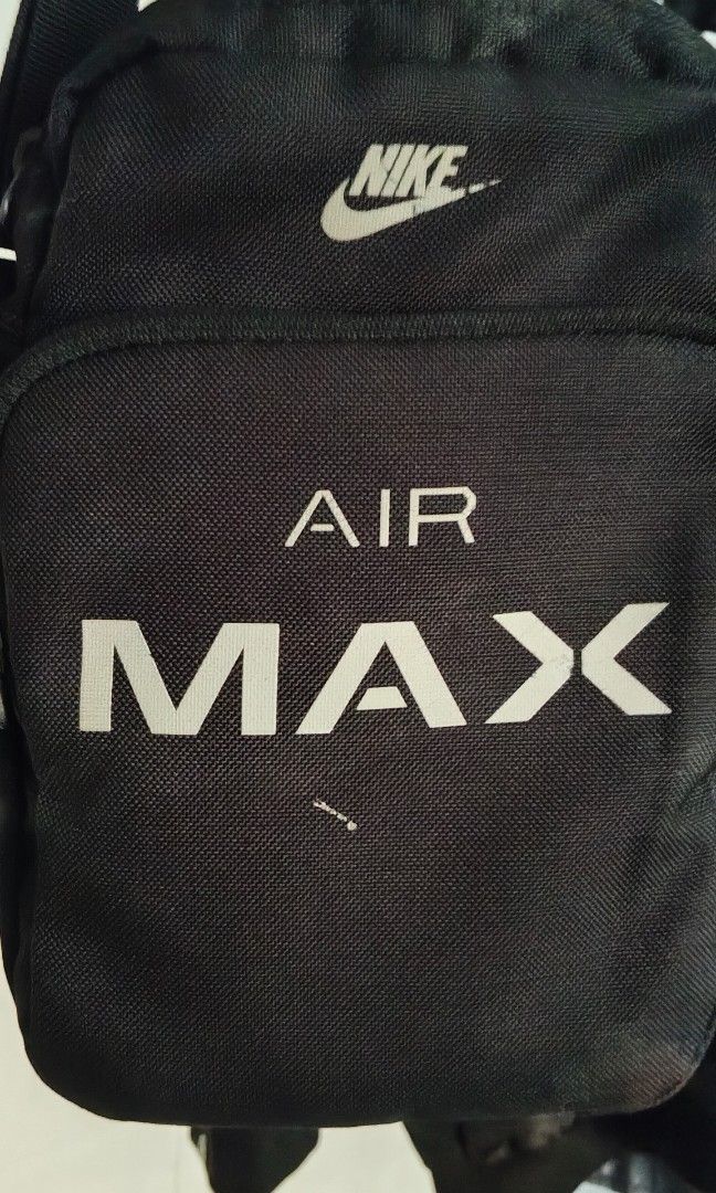Original Nike Sling bag (Category: Sling Bags) located in Manila. Submitted by jp.dc (Listing ID 1471016701, Image 2). Description: nakatambak lang, hindi nagagamit 500 pesos nalang fix. location: Quezon City.