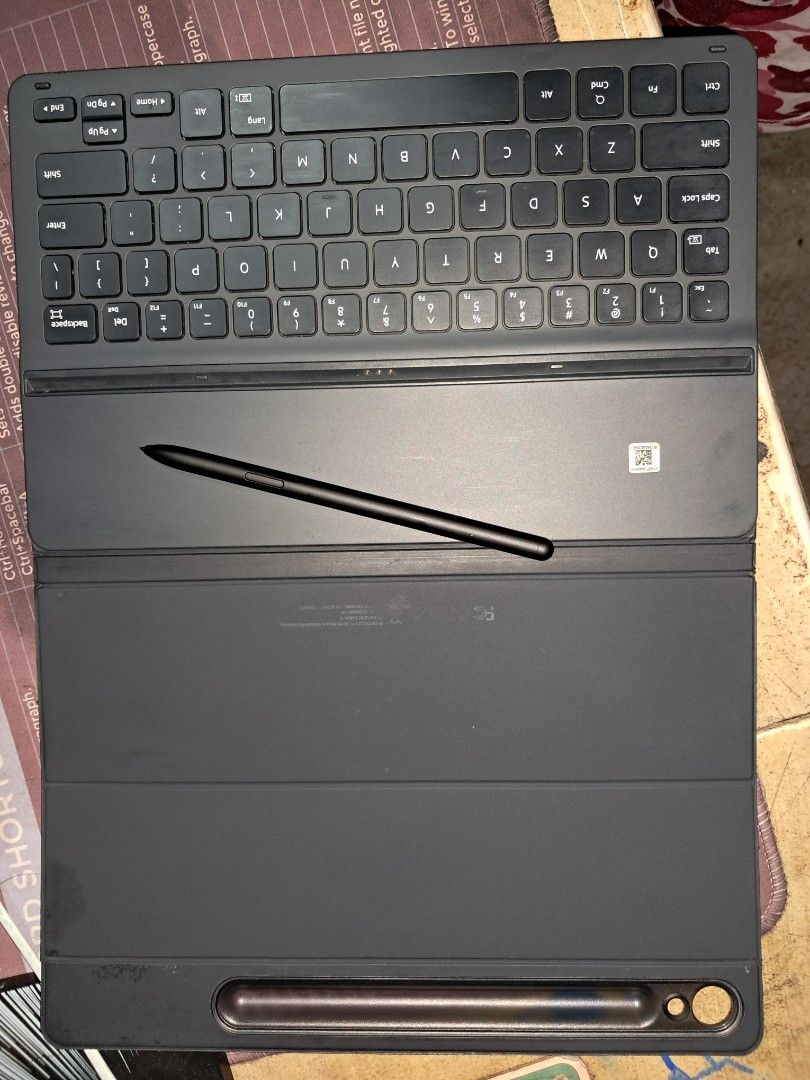 Original samsung keyboard and spen from s9 tablet (Category: Others) located in Taguig. Submitted by royalmountain.89dbca (Listing ID 1471053147, Image 1). Description: Original samsung keyboard and spen from s9 tablet 2500 .