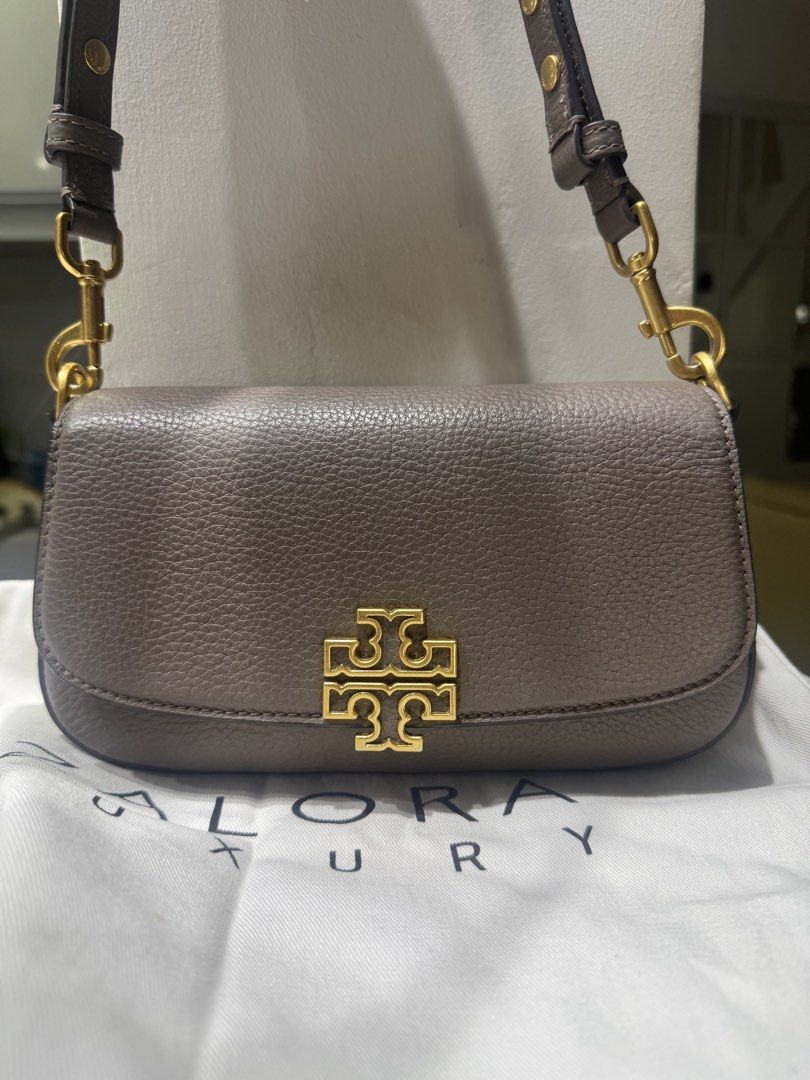 💯Original Tory Burch Britten (Category: Shoulder Bags) located in Noveleta. Submitted by corner.bliss (Listing ID 1470963409, Image 1). Description: For sale: Tory Burch Britten With long strap 8/10 condition may minor tarnish lang sa metal parts Pero goods na goods pa overall 💯ORIGINAL Bought from zalora Price: 5,900 Loc: CAVITE.