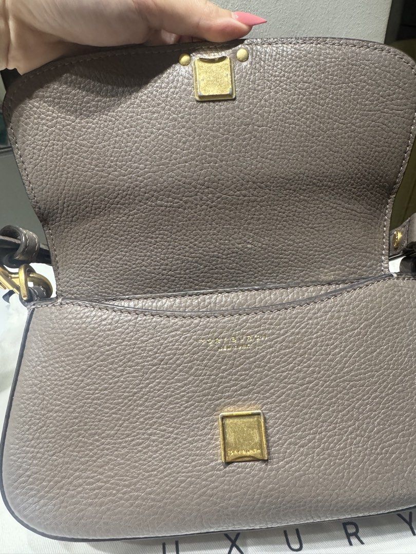 💯Original Tory Burch Britten (Category: Shoulder Bags) located in Noveleta. Submitted by corner.bliss (Listing ID 1470963409, Image 3). Description: For sale: Tory Burch Britten With long strap 8/10 condition may minor tarnish lang sa metal parts Pero goods na goods pa overall 💯ORIGINAL Bought from zalora Price: 5,900 Loc: CAVITE.