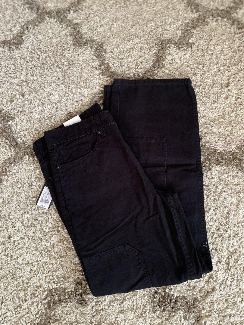 Original Use Black Relaxed Carpenter Pants Size 32x32 (Category: Jeans) located in Batangas. Submitted by lux_kimmy (Listing ID 1470969674, Image 3). Description: - Brand: Unused with original store tags - Size: 32x32 - Color: Black - Fit: Relaxed fit carpenter pants - Style: Classic utility design featuring practical side pockets and hammer loop detail - Condition: Brand new, never worn.