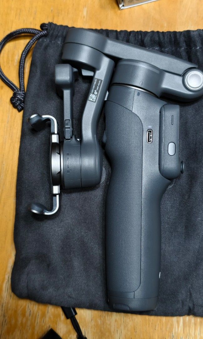 Osmo Mobile 8P Creator Combo (Category: Gimbals & Stabilizers ) located in Manila. Submitted by notsofastjuan (Listing ID 1471082455, Image 3). Description: Osmo Mobile 8P Creator Combo Like new used for testing lang indoors Di sya nagamit outdoors RFS: Need funds Meet up or Pick up BGC o Makati/ MRT GUADALUPE.