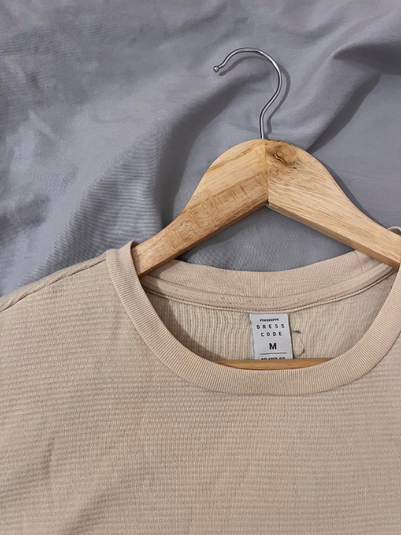 Penshoppee (Category: Tshirts & Polo Shirts ) located in Muntinlupa City. Submitted by keenlion_22f510 (Listing ID 1470989933, Image 2). Description: Like new curduroy type beige.