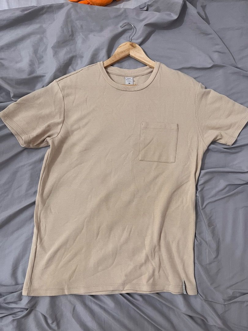 Penshoppee (Category: Tshirts & Polo Shirts ) located in Muntinlupa City. Submitted by keenlion_22f510 (Listing ID 1470989933, Image 1). Description: Like new curduroy type beige.