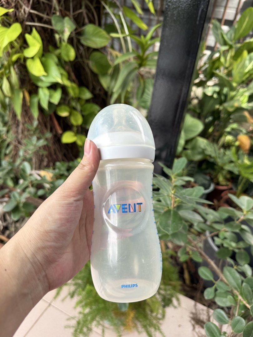 Philips Avent Natural Baby Bottle Set (Category: Breastfeeding & Bottle Feeding) located in Paranaque City. Submitted by jenninahjo (Listing ID 1470978734, Image 2). Description: - Authentic Philips Avent baby bottles - Includes nipples and caps for immediate use - Clear fluid measurement markings in ounces - Easy-grip shape designed for comfortable feeding - Standard clear design with white screw rings - Easy to clean and sterilize ‼️‼️change ni