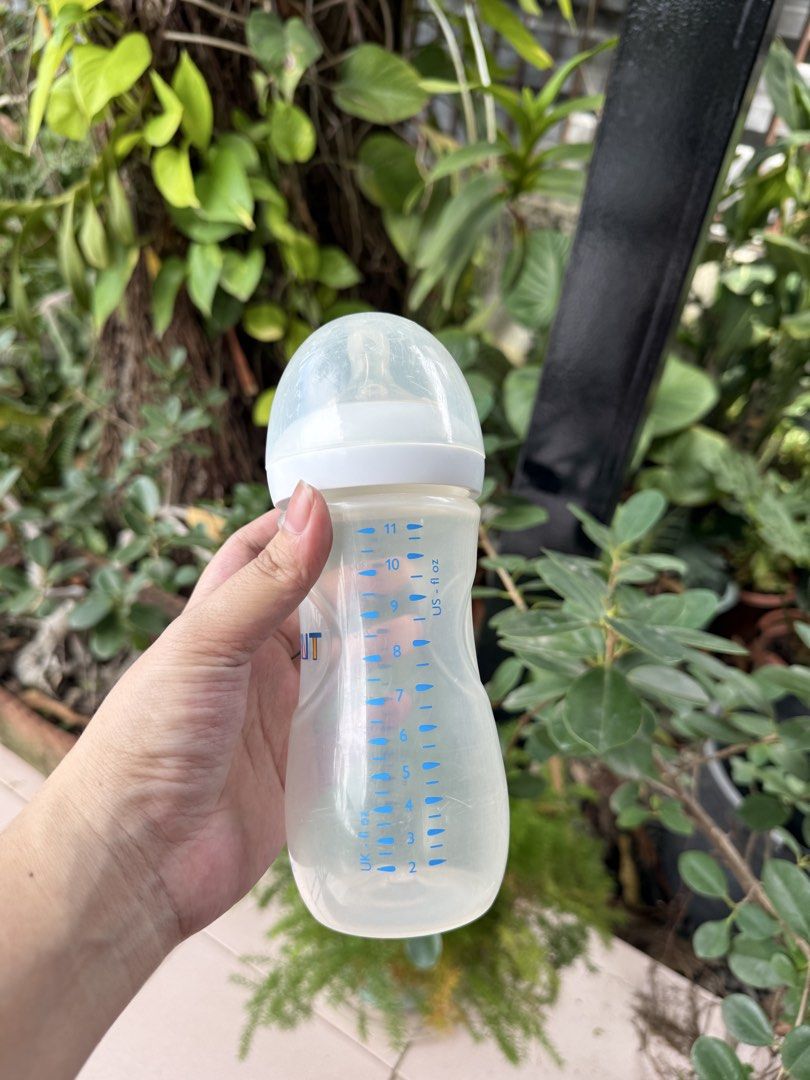 Philips Avent Natural Baby Bottle Set (Category: Breastfeeding & Bottle Feeding) located in Paranaque City. Submitted by jenninahjo (Listing ID 1470978734, Image 3). Description: - Authentic Philips Avent baby bottles - Includes nipples and caps for immediate use - Clear fluid measurement markings in ounces - Easy-grip shape designed for comfortable feeding - Standard clear design with white screw rings - Easy to clean and sterilize ‼️‼️change ni