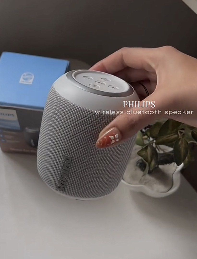 Philips Wireless Bluetooth Speaker (Category: Soundbars, Speakers & Amplifiers) located in San Simon. Submitted by crazycaliforniamaki12 (Listing ID 1470936479, Image 2). Description: - Authentic Philips wireless Bluetooth speaker - Sleek grey mesh fabric with compact cylindrical design - Convenient top control buttons for easy operation - Includes original blue box packaging - Perfect for portable, high-quality music listening anywhere - Meetup 