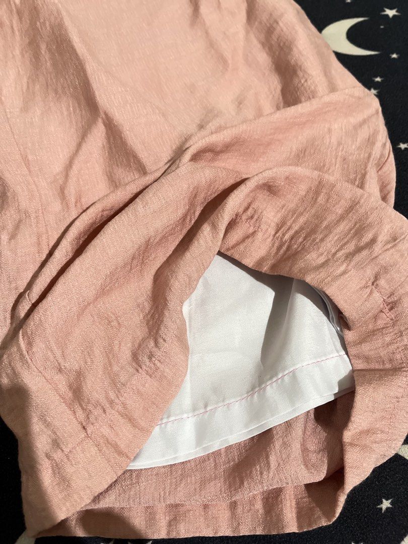 Pink wide-leg trousers pants (Category: Jeans) located in Alicia. Submitted by lovedby.icy (Listing ID 1471060128, Image 3). Description: | with side zipper | fully lined with white fabric (not see-through).