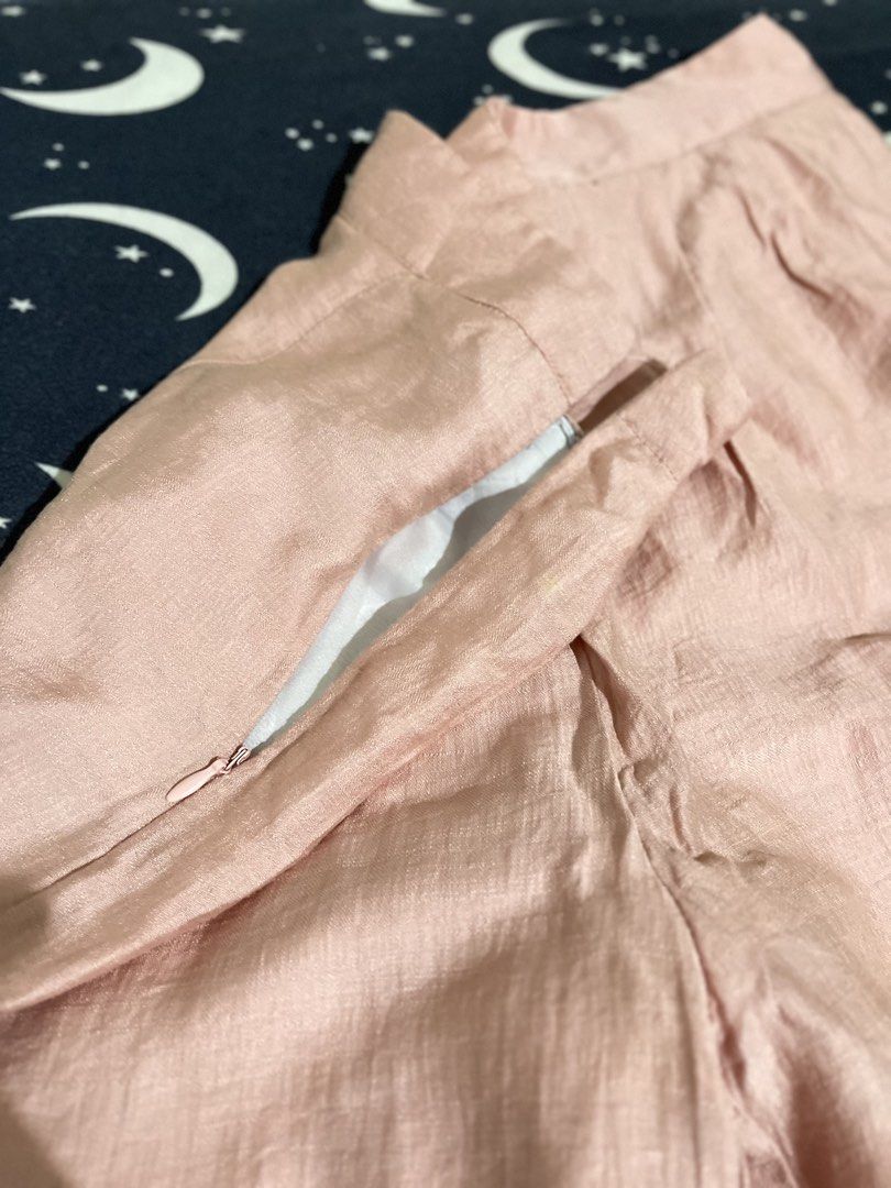 Pink wide-leg trousers pants (Category: Jeans) located in Alicia. Submitted by lovedby.icy (Listing ID 1471060128, Image 2). Description: | with side zipper | fully lined with white fabric (not see-through).