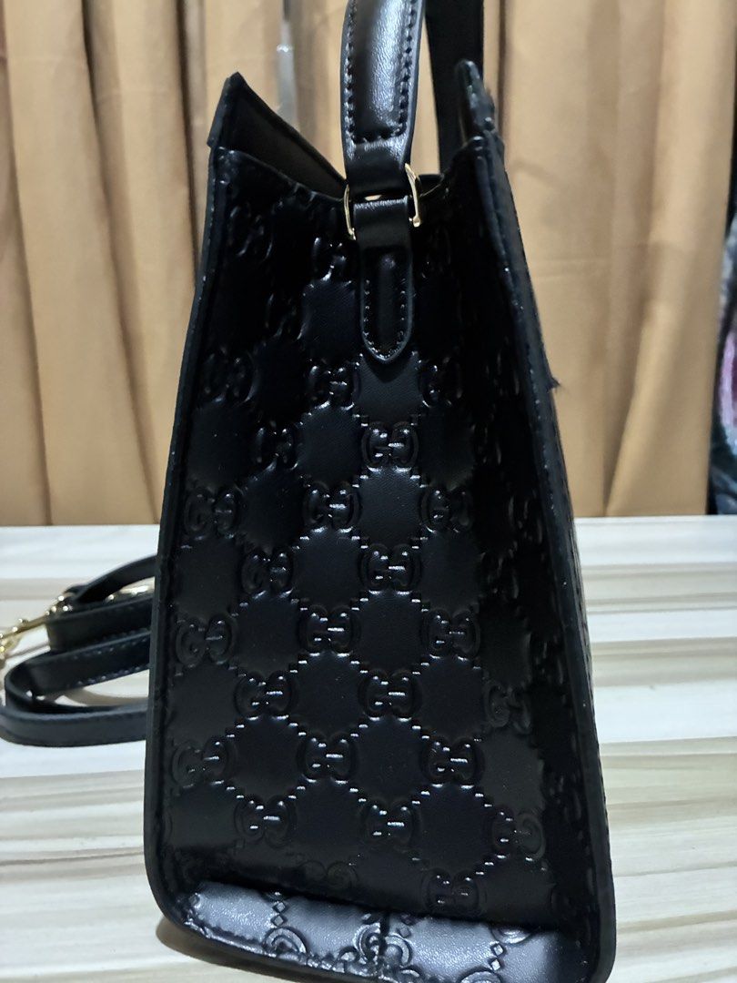 Padlock Medium (Category: Luxury Bags & Wallets) located in Manila. Submitted by finders_keepers651 (Listing ID 1471039245, Image 3). Description: .