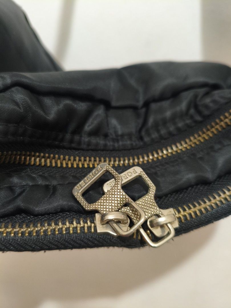 Porter bag (Category: Sling Bags) located in Bayombong. Submitted by ecec1992 (Listing ID 1471066773, Image 3). Description: kasya mini laptop may konting issue lang pero not noticeable.