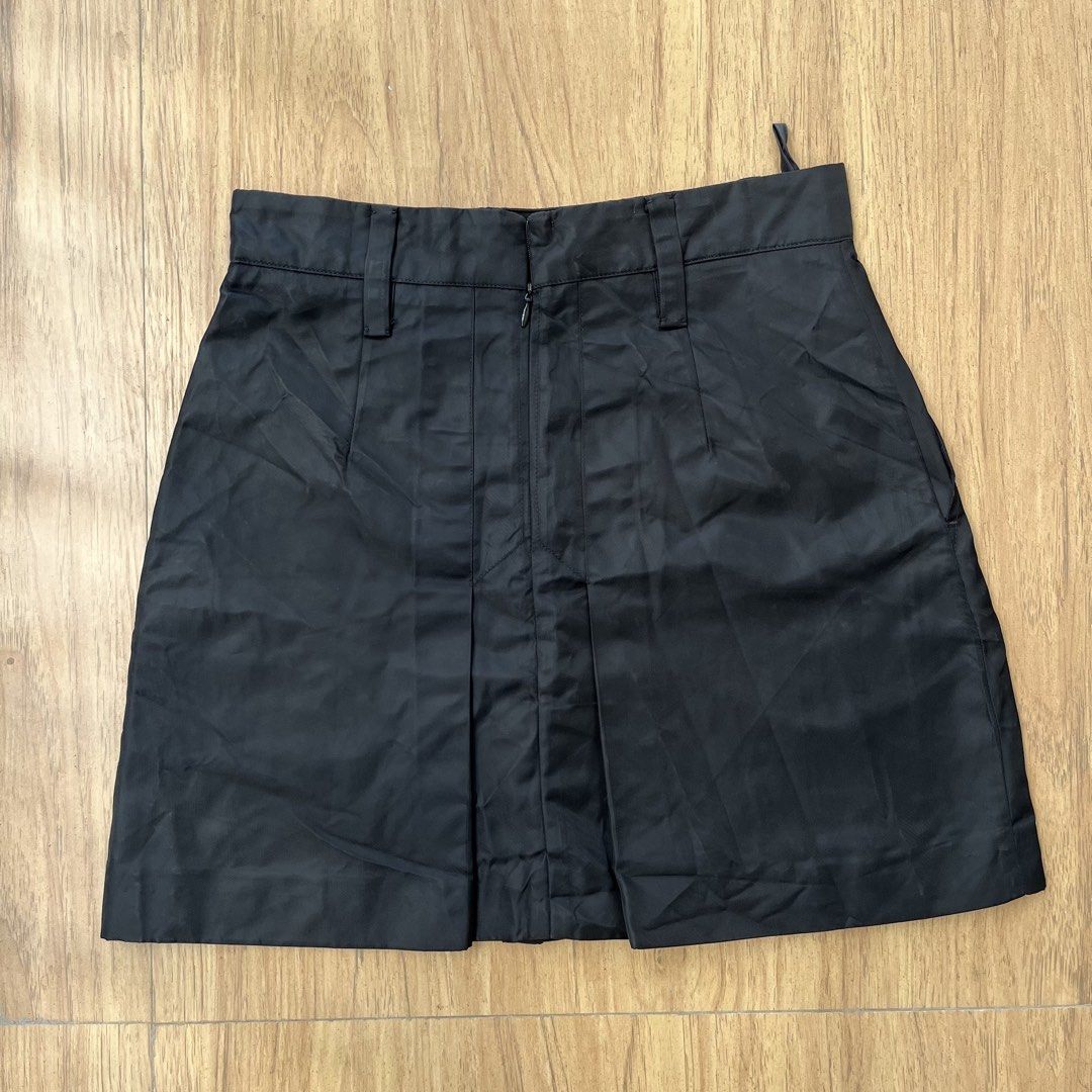 PRADA RE NYLON MINI SKIRT (Category: Skirts) located in Manila. Submitted by kramice (Listing ID 1471011428, Image 3). Description: PRADA RENYLON MINI SKIRT EXCE CONDI Length 16.5 Width 14 DM📩.