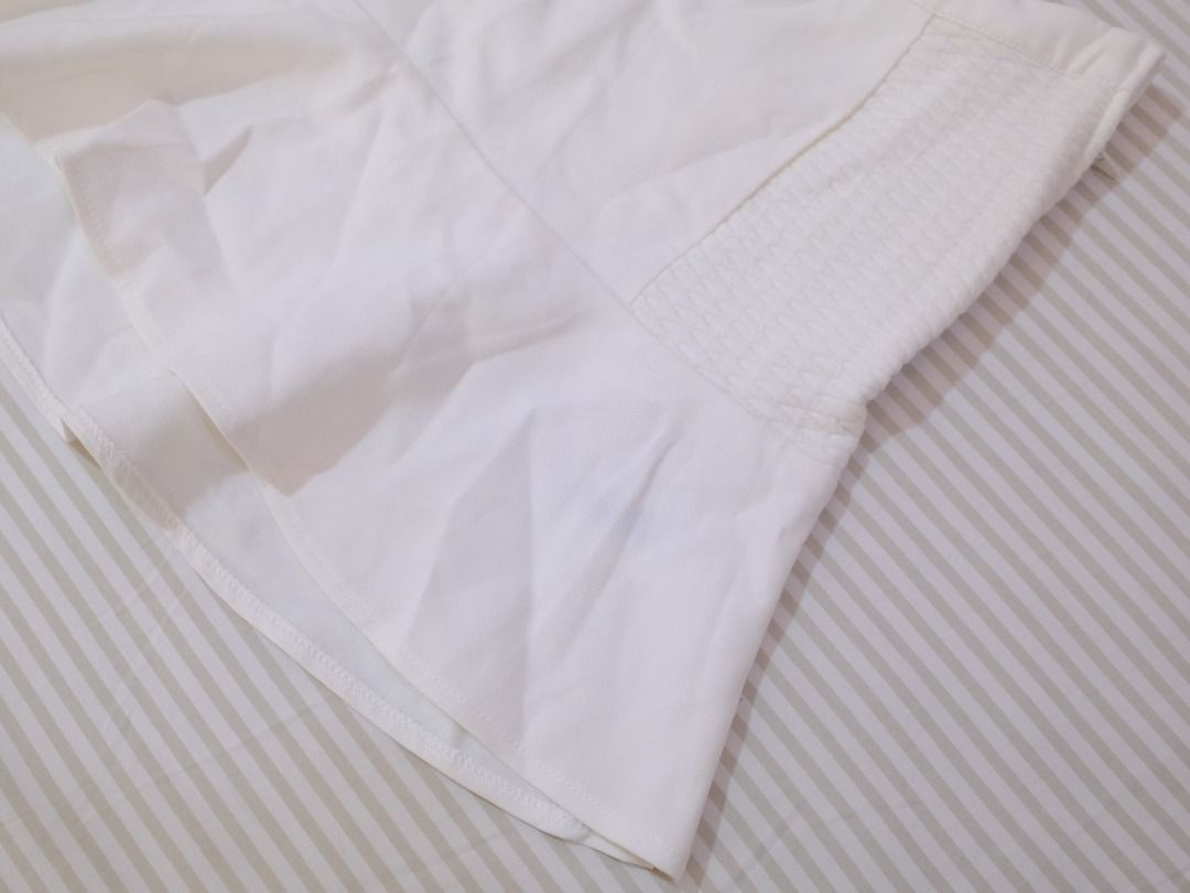 Pre-Loved Clothes | H&M Divided White Mini Skirt with Extra Button (Category: Skirts) located in Obando. Submitted by chokbotsss (Listing ID 1471014963, Image 2). Description: Pre-Loved Clothes - Price: 100 - Brand: H&M - Color: White - Size: M - Issue: Has greenish stain on the back side Payment: Gcash/Bank Transfer Delivery: Lalamove/LBC Location: Maysilo, Malabon City.
