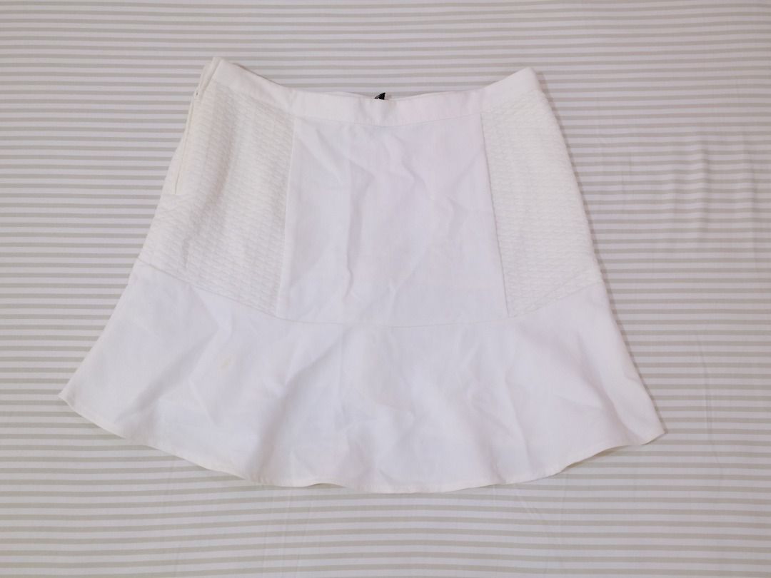 Pre-Loved Clothes | H&M Divided White Mini Skirt with Extra Button (Category: Skirts) located in Obando. Submitted by chokbotsss (Listing ID 1471014963, Image 1). Description: Pre-Loved Clothes - Price: 100 - Brand: H&M - Color: White - Size: M - Issue: Has greenish stain on the back side Payment: Gcash/Bank Transfer Delivery: Lalamove/LBC Location: Maysilo, Malabon City.