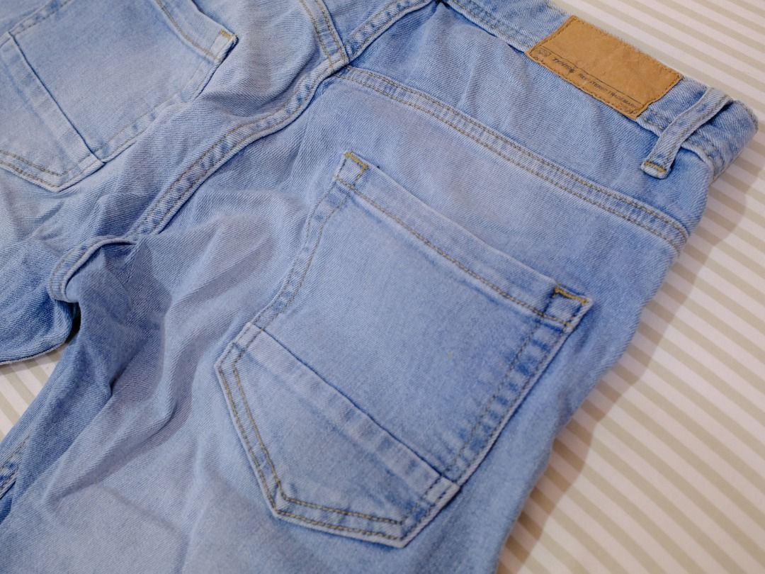 Pre-Loved Clothes | Light Wash Denim Jeans Pants (Category: Jeans) located in Obando. Submitted by chokbotsss (Listing ID 1471016366, Image 2). Description: Pre-Loved Clothes - Price: 200 - Brand: N/A - Color: Light Wash Blue - Size: N/A (for waist 28 to 30) - Issue: None Payment: Gcash/Bank Transfer Delivery: Lalamove/LBC Location: Maysilo, Malabon City.