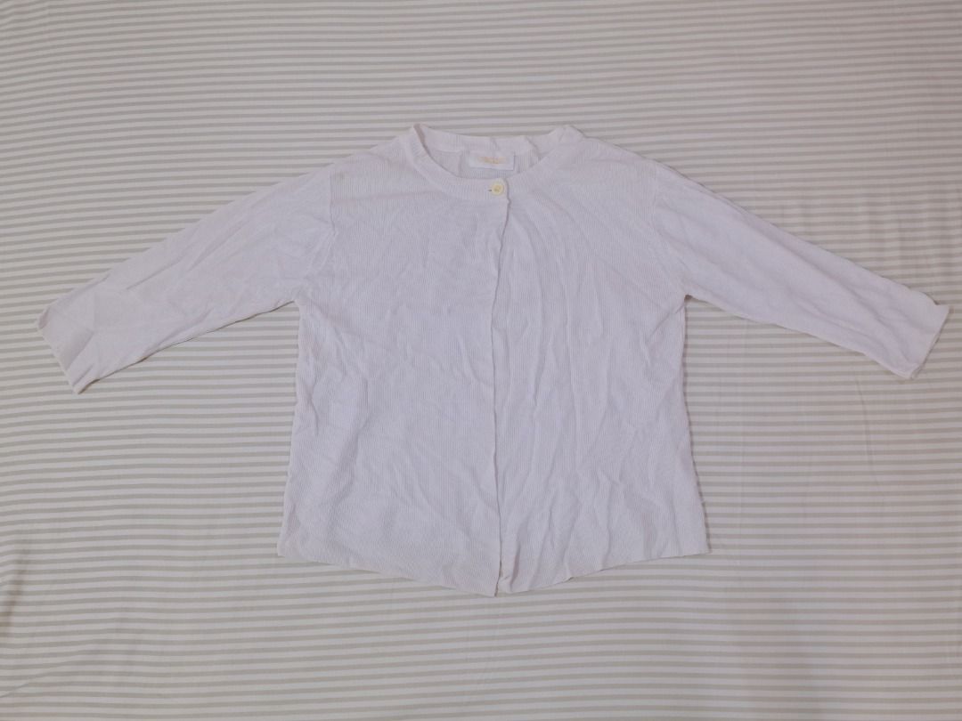 Pre-Loved Clothes | White Knit Cardigan with Single Button (Category: Coats, Jackets and Outerwear) located in Obando. Submitted by chokbotsss (Listing ID 1471015971, Image 1). Description: Pre-Loved Clothes - Price: 50 - Brand: N/A - Color: White - Size: N/A - Issue: Has grey stain around front right shoulder, small hol Payment: Gcash/Bank Transfer Delivery: Lalamove/LBC Location: Maysilo, Malabon City.