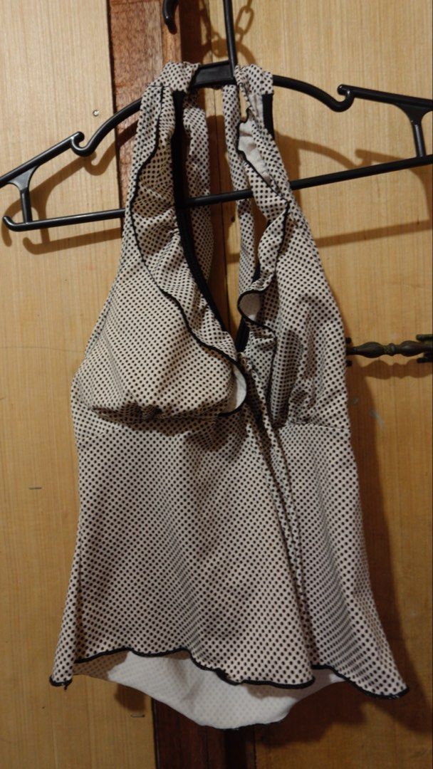Preloved padded backless tie halter neck tank top (Category: Others Tops) located in Abucay. Submitted by wear_retro (Listing ID 1470959560, Image 1). Description: ☁️ XS-SMALL ☁️ location: abucay, bataan ☁️ mop: gcash/gotyme, mod: jnt ☁️ REMINDERS ◽this is a preloved & thrifted collection, please manage your expectations. clothes are still wearable and still in good condition ◽ joy reservers and bogus buyers will be posted. ◽ strictly no reservat