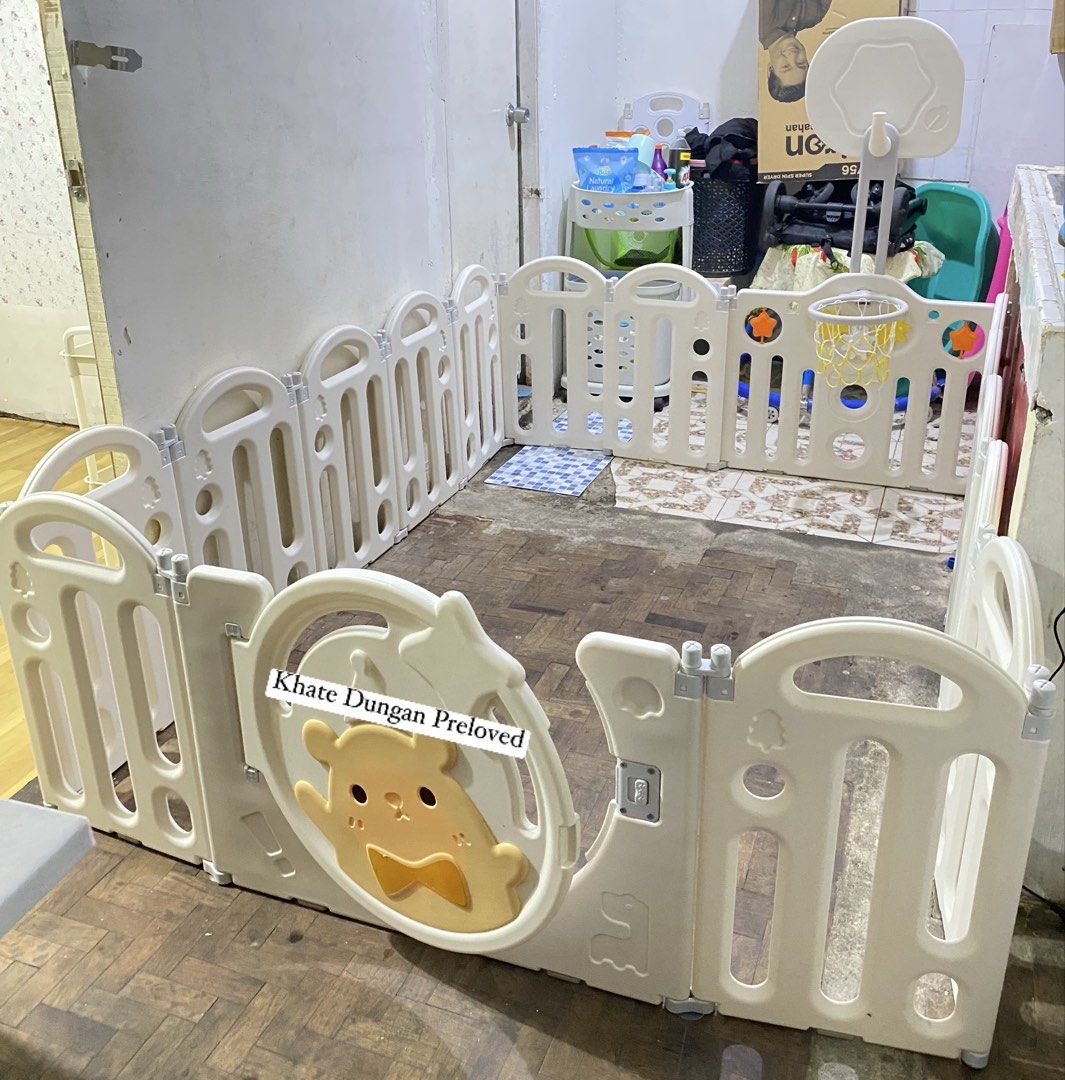 PRELOVED Queensize Playpen (Category: Safety Gates, Locks & Protectors) located in Quezon City. Submitted by delacruzka25783 (Listing ID 1471055300, Image 1). Description: Preloved Queensize Playpen 16 Panels Complete Locks No Box Sign of usage ₱3,500 LAST PRICE 📍Anonas, Qc.