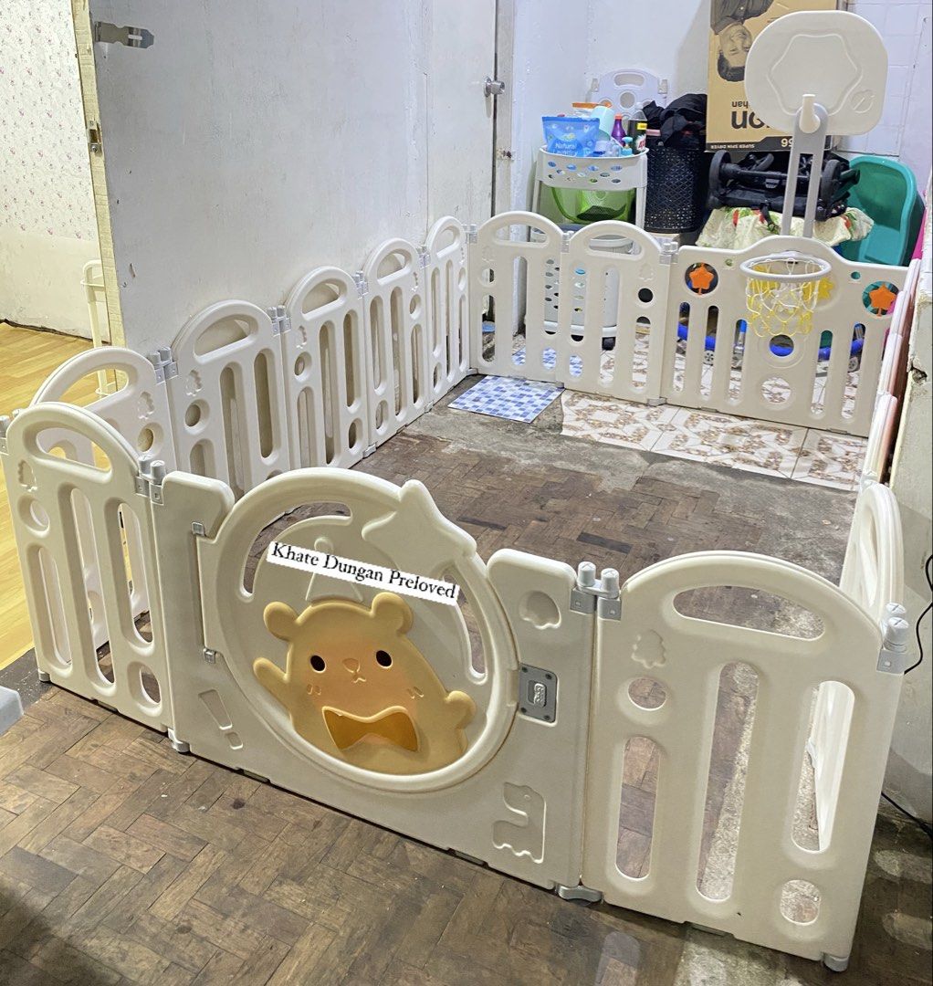 PRELOVED Queensize Playpen (Category: Safety Gates, Locks & Protectors) located in Quezon City. Submitted by delacruzka25783 (Listing ID 1471055300, Image 2). Description: Preloved Queensize Playpen 16 Panels Complete Locks No Box Sign of usage ₱3,500 LAST PRICE 📍Anonas, Qc.