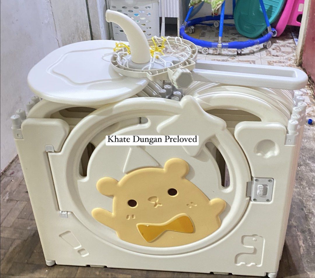 PRELOVED Queensize Playpen (Category: Safety Gates, Locks & Protectors) located in Quezon City. Submitted by delacruzka25783 (Listing ID 1471055300, Image 3). Description: Preloved Queensize Playpen 16 Panels Complete Locks No Box Sign of usage ₱3,500 LAST PRICE 📍Anonas, Qc.