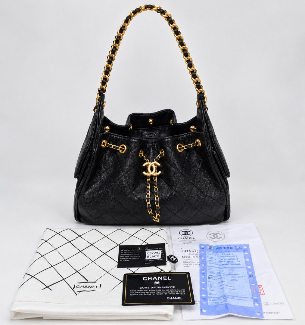 Preloved Quilted Shoulder Bag Black (Category: Shoulder Bags) located in Quezon City. Submitted by niceprelovedstuffsymc (Listing ID 1470935532, Image 1). Description: 🖤 PRELOVED BLACK QUILTED SHOULDER BAG 🖤 Baka may gustong mag-adopt ng bag na ito. Simple, classy, at madaling i-match sa iba't ibang outfits. 📌 Selling Price : 1,500.