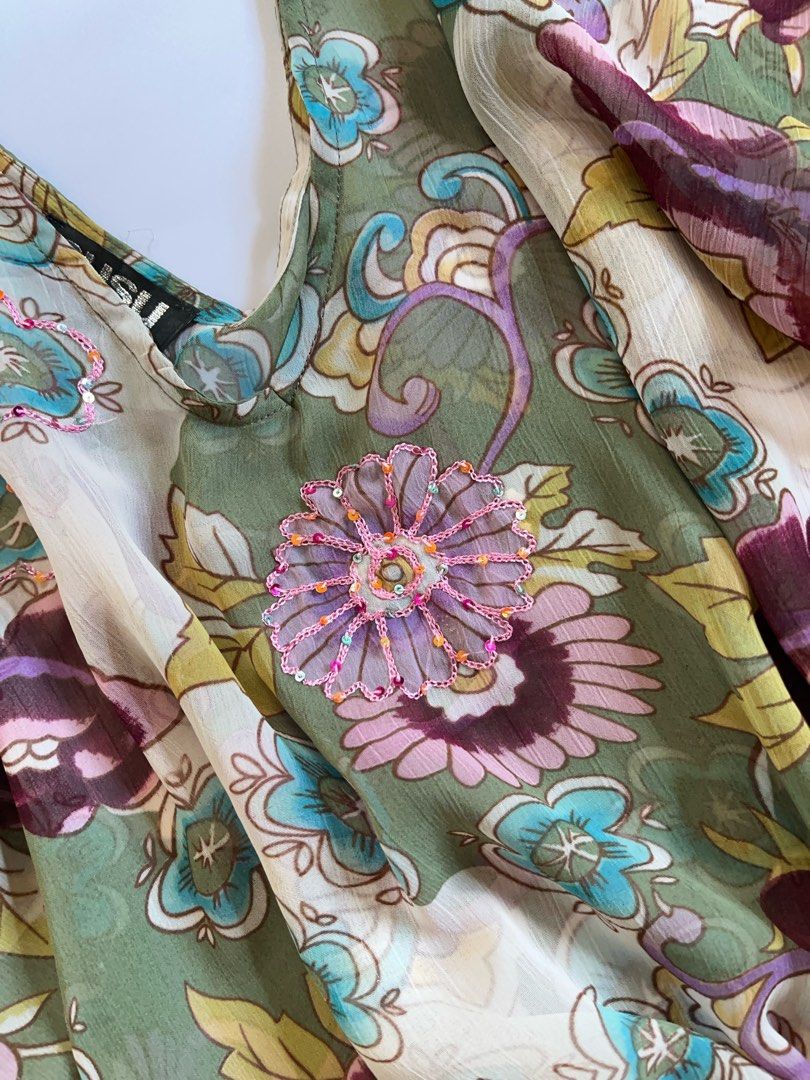 PREVIEW] Vintage Multi Floral Flowy Batwing Sleeve Top (Category: Others Tops) located in Lianga. Submitted by preyala (Listing ID 1471053775, Image 3). Description: [PREVIEW] Vintage Multi Floral Flowy Batwing Sleeve Top Size: Bust: 34-40 Length: 24.8 Mine 379 Grab 409 Grabbing ends at 10:00 PM (today).