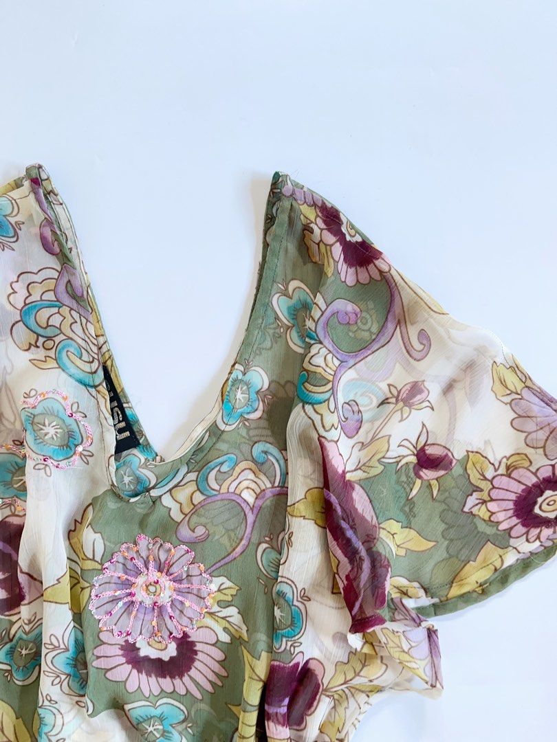 PREVIEW] Vintage Multi Floral Flowy Batwing Sleeve Top (Category: Others Tops) located in Lianga. Submitted by preyala (Listing ID 1471053775, Image 2). Description: [PREVIEW] Vintage Multi Floral Flowy Batwing Sleeve Top Size: Bust: 34-40 Length: 24.8 Mine 379 Grab 409 Grabbing ends at 10:00 PM (today).