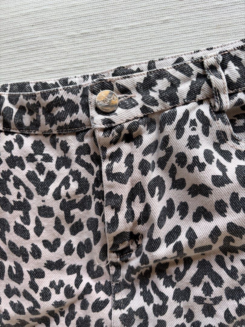 Printed Vintage Skirt (Category: Skirts) located in Manila. Submitted by juliaespiritu_ (Listing ID 1470962265, Image 2). Description: Thrifted this and used only once .