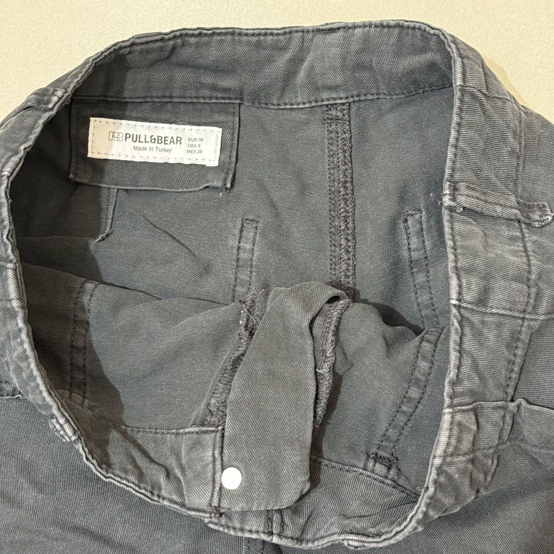 Pull&Bear Black Cargo Shorts Size EUR 38 (Category: Shorts) located in Las Pinas. Submitted by lovelyfinds. (Listing ID 1471024794, Image 2). Description: .