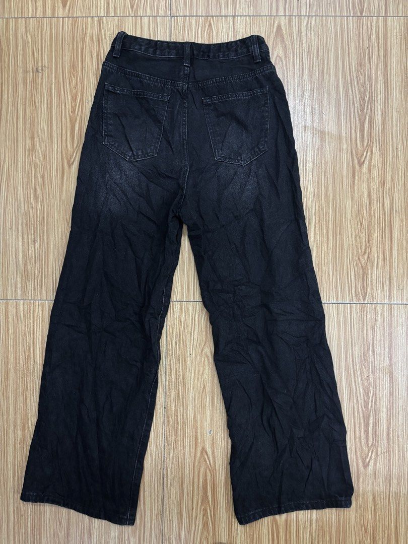 Random Baggy pants (Category: Jeans) located in Zamboanga. Submitted by thriftitup0430 (Listing ID 1470988877, Image 2). Description: Baggy pants Excellent condition W28 L39 Leg open 10.5.