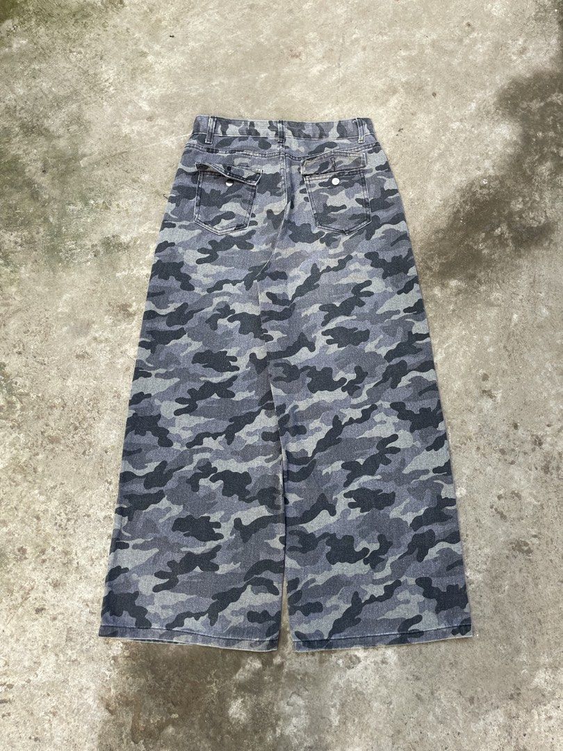 Random Camouflage Baggy Jeans (Category: Jeans) located in Roxas City. Submitted by patch_archive (Listing ID 1471059541, Image 2). Description: Random Camouflage Baggy Jeans 🔫 📏 ACTUAL DIMENSION USING INCHES 👖 WAIST : 30 👖 LENGTH : 40 👖 THIGH : 40 👖 HEM : 10 👖 FLAWS : NONE 🏷️ PRICE : 500 PHP + SF * MESSAGE ME IF YOU HAVE ANY OTHER QUESTION ABOUT SIZING . 🚚 Local shipping fee ( 70-85 Php) ✈️ International Shipping fee cost “DM” 💳 Mode o