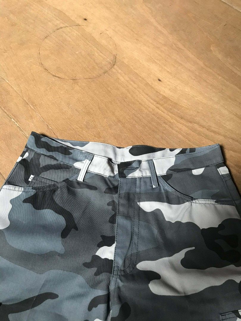 Random cargo (Category: Shorts) located in Manila. Submitted by thriftnicarl.3 (Listing ID 1470961375, Image 3). Description: waist - 33 length - 21.4 thigh - 12.1 leg open - 11 price - 380 ship via jnt.
