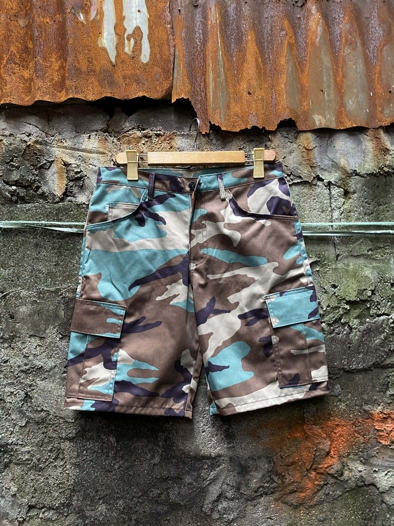 Random cargo camou (Category: Shorts) located in Manila. Submitted by thriftnicarl.3 (Listing ID 1470961651, Image 1). Description: waist - 33 length - 21 thigh - 13 leg open - 11 price - 380 ship via jnt.