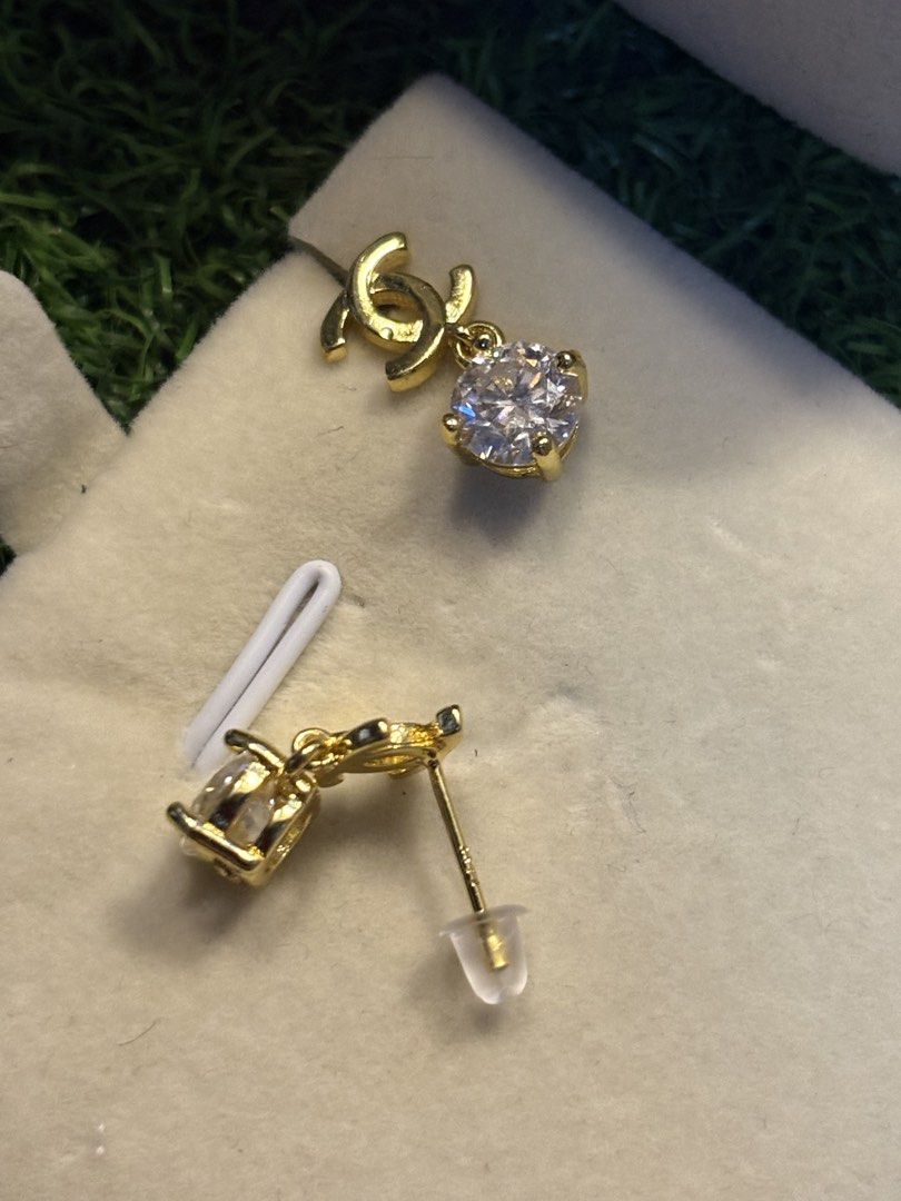 Real moissanite stone earrings (Category: Earrings) located in Davao. Submitted by ememlou17 (Listing ID 1470956874, Image 2). Description: Real moissanite earrings. Untested i dont know the setting but the stone is moissanite reactive on diamond tester. 2ct to 2.5 stone.