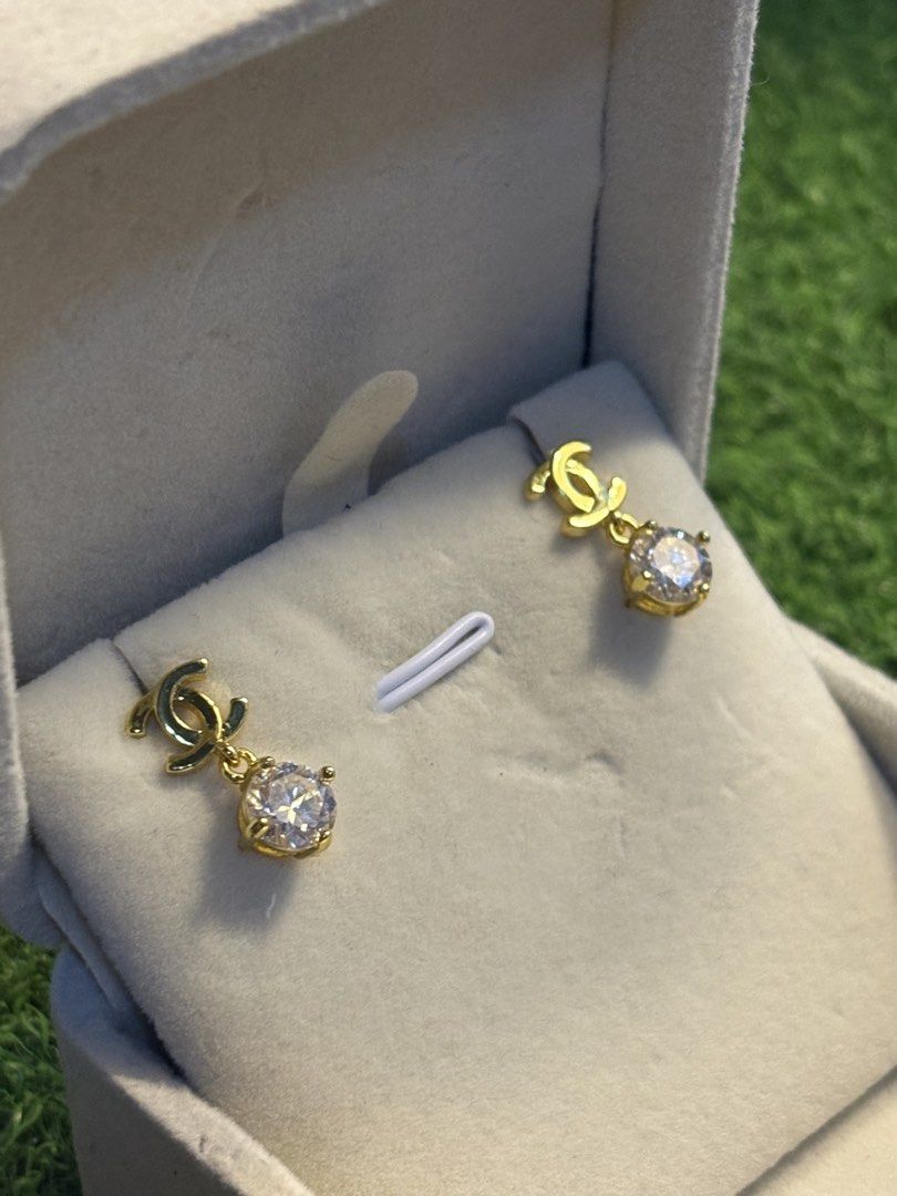 Real moissanite stone earrings (Category: Earrings) located in Davao. Submitted by ememlou17 (Listing ID 1470956874, Image 3). Description: Real moissanite earrings. Untested i dont know the setting but the stone is moissanite reactive on diamond tester. 2ct to 2.5 stone.