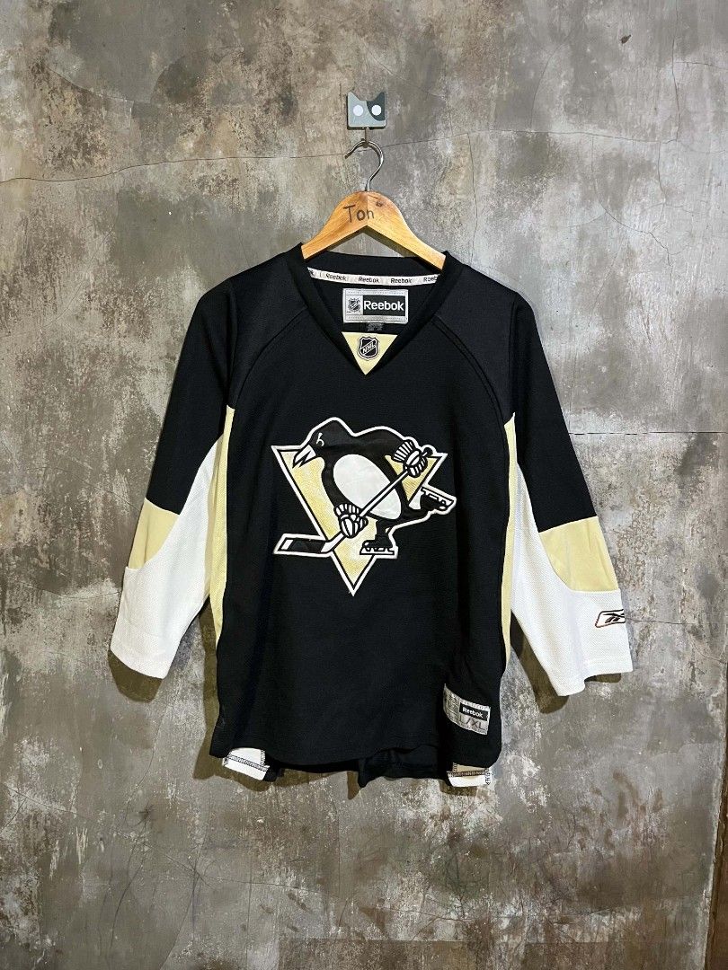 Reebok Hockey Jersey NHL (Category: Activewear) located in Andop. Submitted by tonthrift_st (Listing ID 1471073624, Image 1). Description: Reebok NHL Hockey Jersey Excellent condition Size XL youth on tag Dimes W21 L26.5 back 28 Issue last pic sa logo sa sleeve 🏷️📥 📍Kapalong, Davao del Norte.