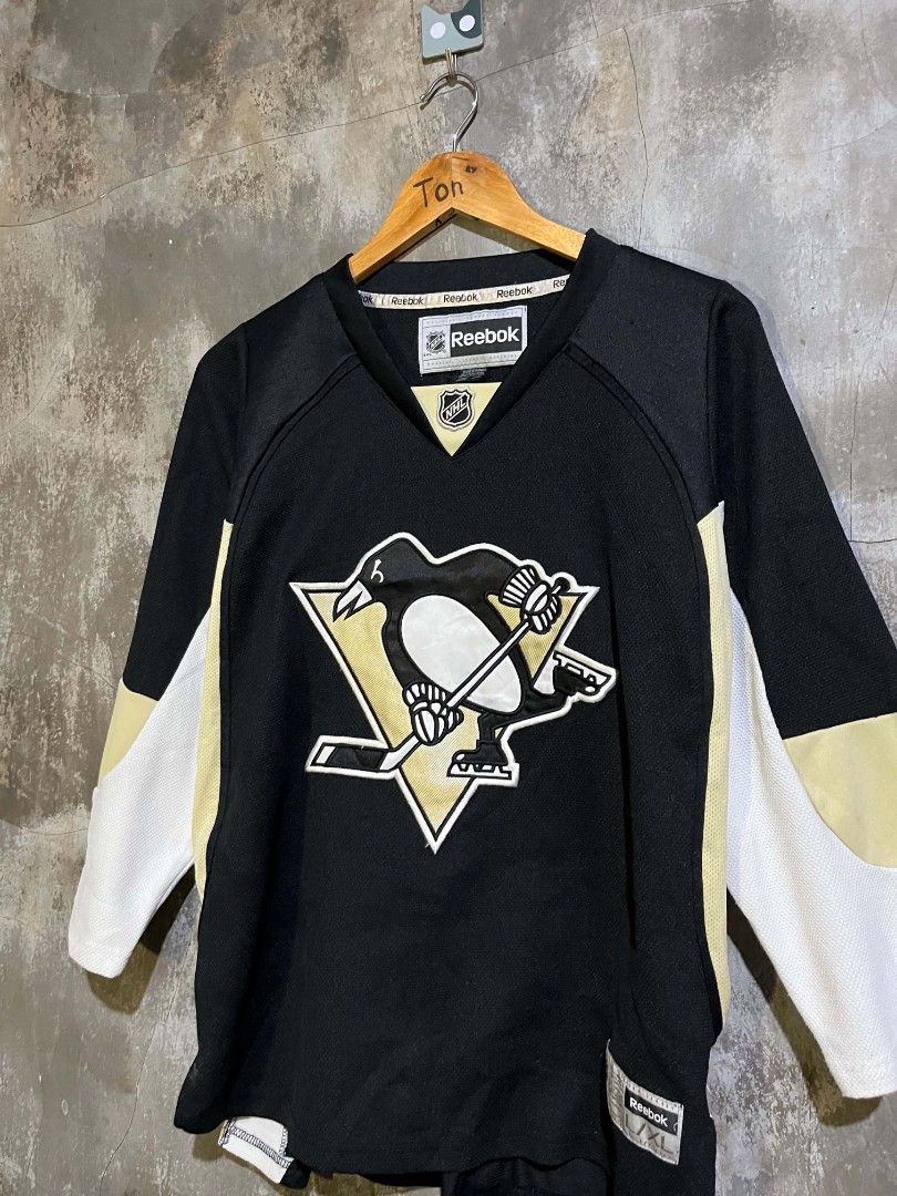 Reebok Hockey Jersey NHL (Category: Activewear) located in Andop. Submitted by tonthrift_st (Listing ID 1471073624, Image 2). Description: Reebok NHL Hockey Jersey Excellent condition Size XL youth on tag Dimes W21 L26.5 back 28 Issue last pic sa logo sa sleeve 🏷️📥 📍Kapalong, Davao del Norte.