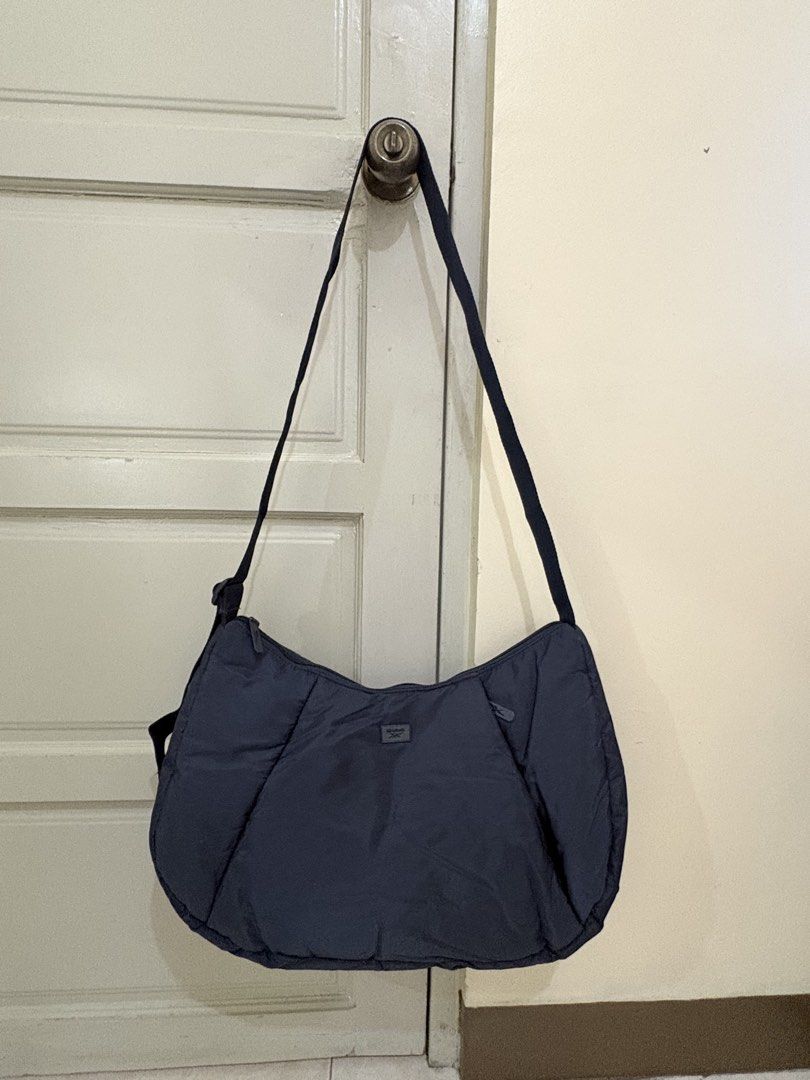 Reebok Shoulder Bag (Category: Shoulder Bags) located in Apalit. Submitted by minimaliztcloset (Listing ID 1470978321, Image 1). Description: Can fit laptop Location: Angeles Pampanga.