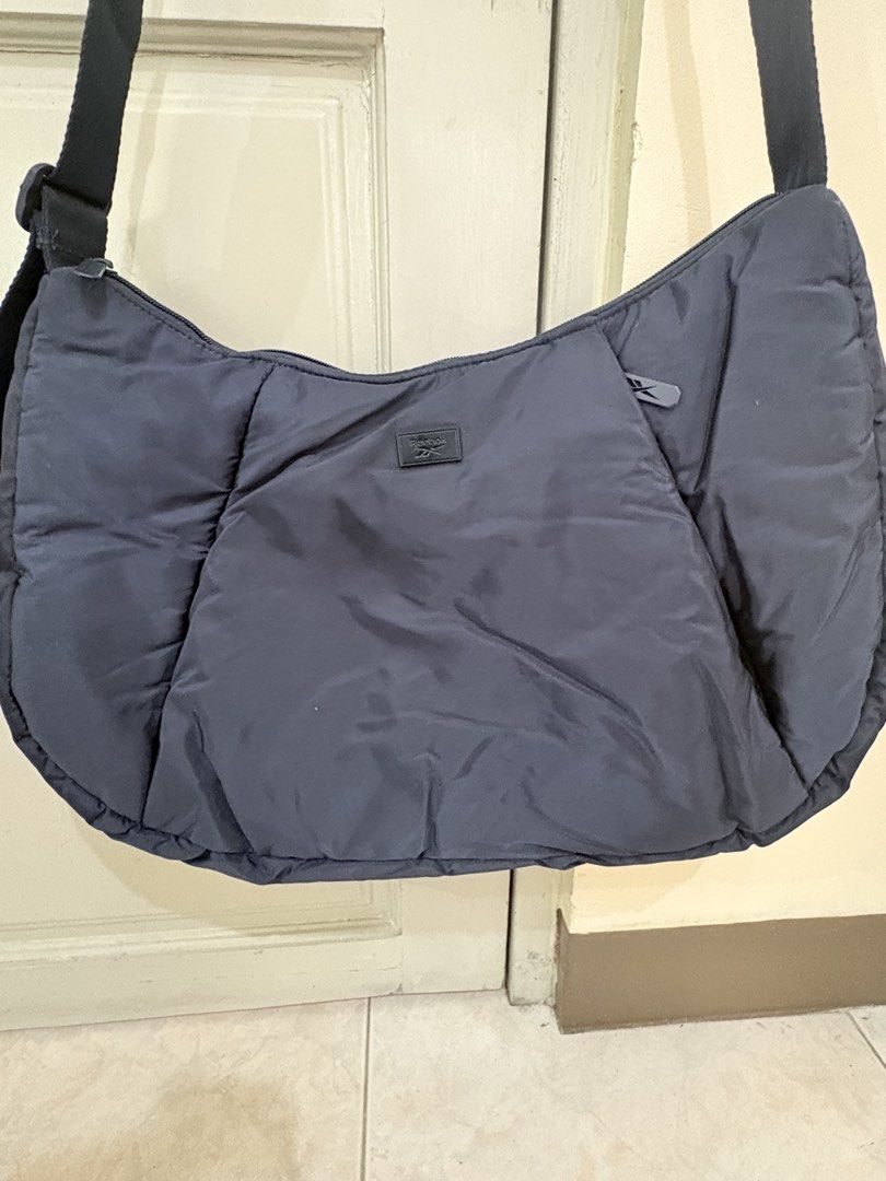 Reebok Shoulder Bag (Category: Shoulder Bags) located in Apalit. Submitted by minimaliztcloset (Listing ID 1470978321, Image 2). Description: Can fit laptop Location: Angeles Pampanga.